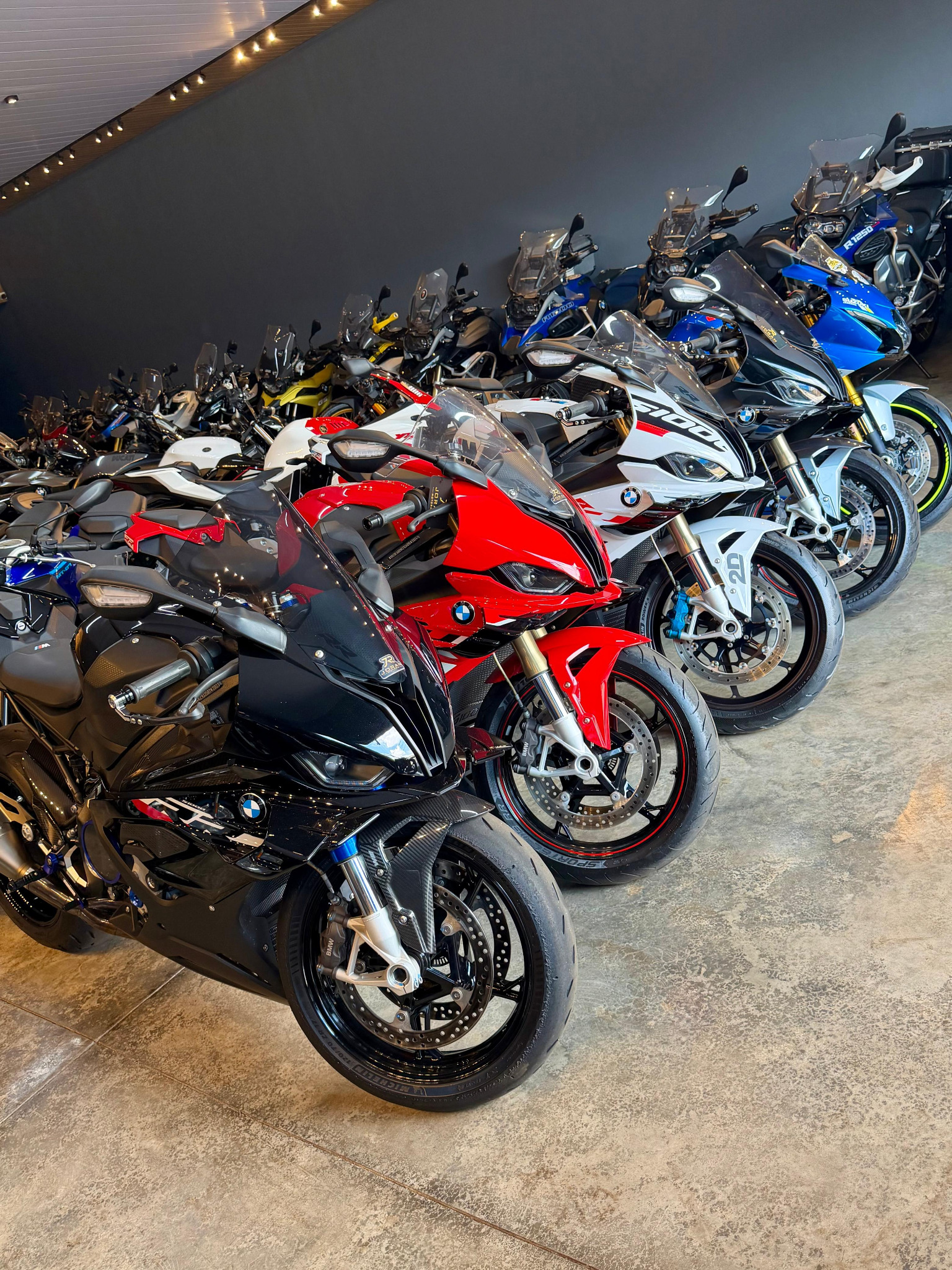 Motocicletas alinhadas no showroom