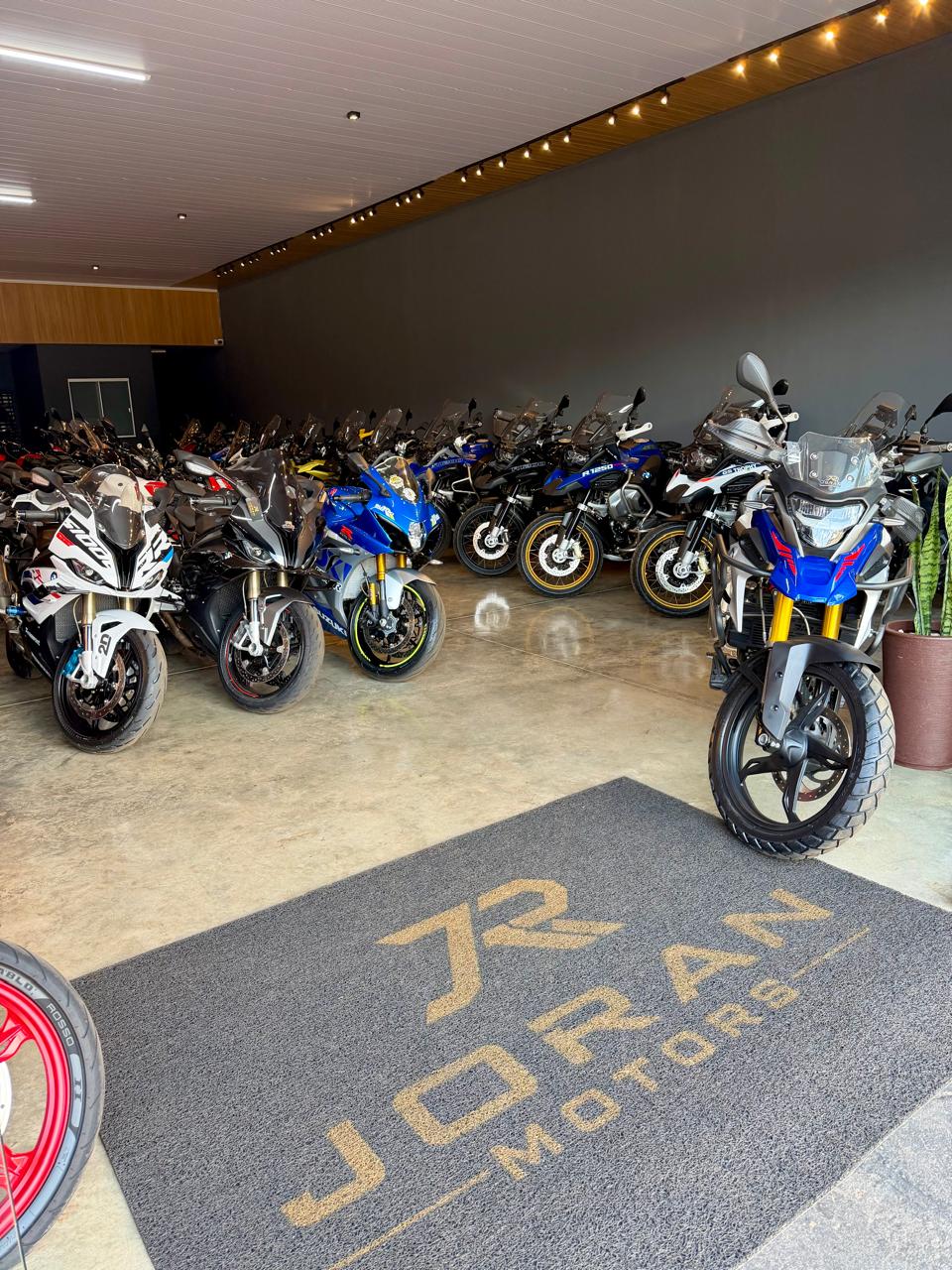 Visão interna do showroom Joran Motors