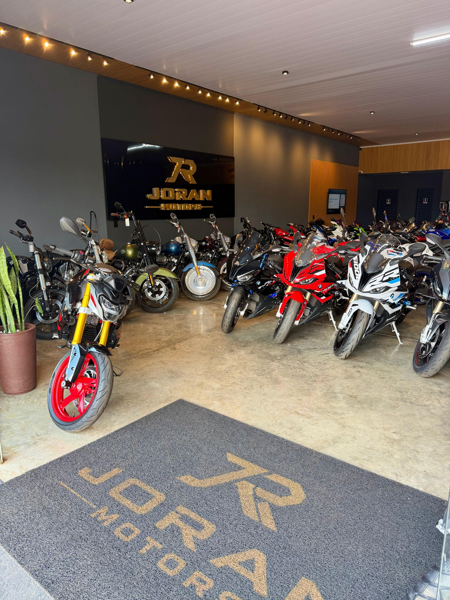 Entrada do showroom Joran Motors