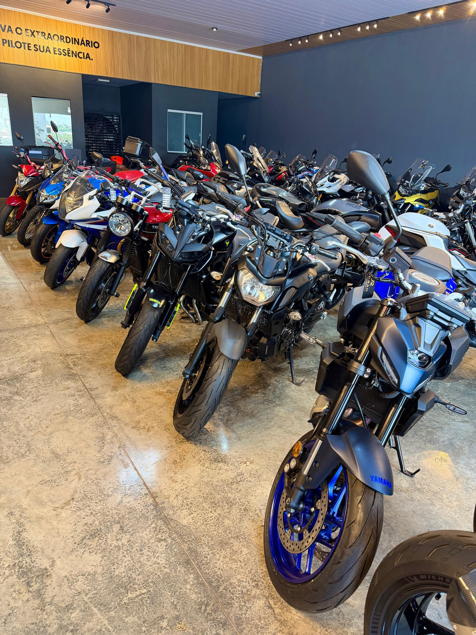 Detalhes de motocicletas no showroom Joran Motors