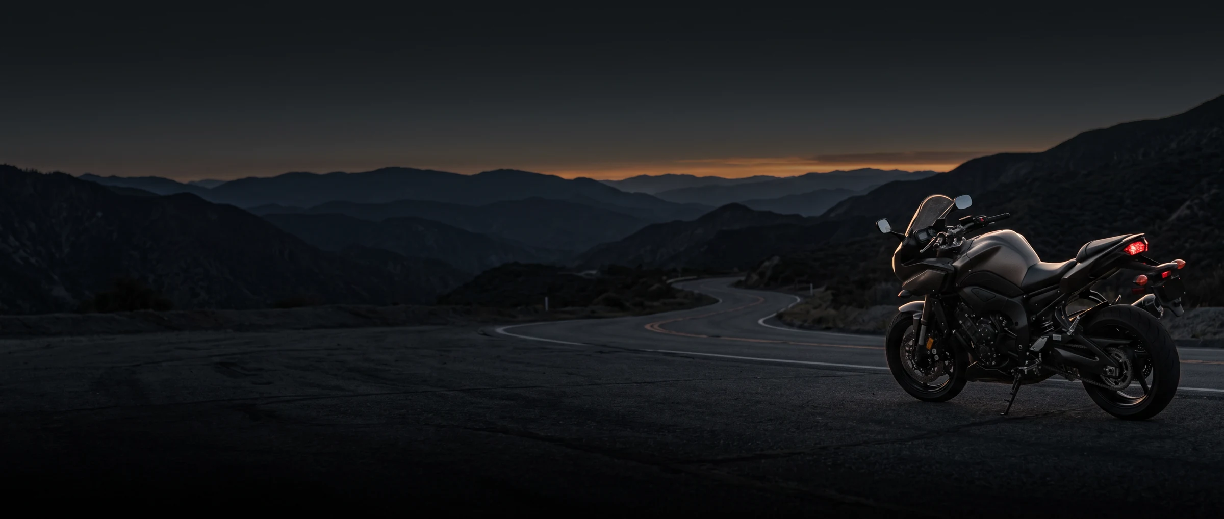 Composição conceitual de uma motocicleta em uma estrada de montanha ao entardecer